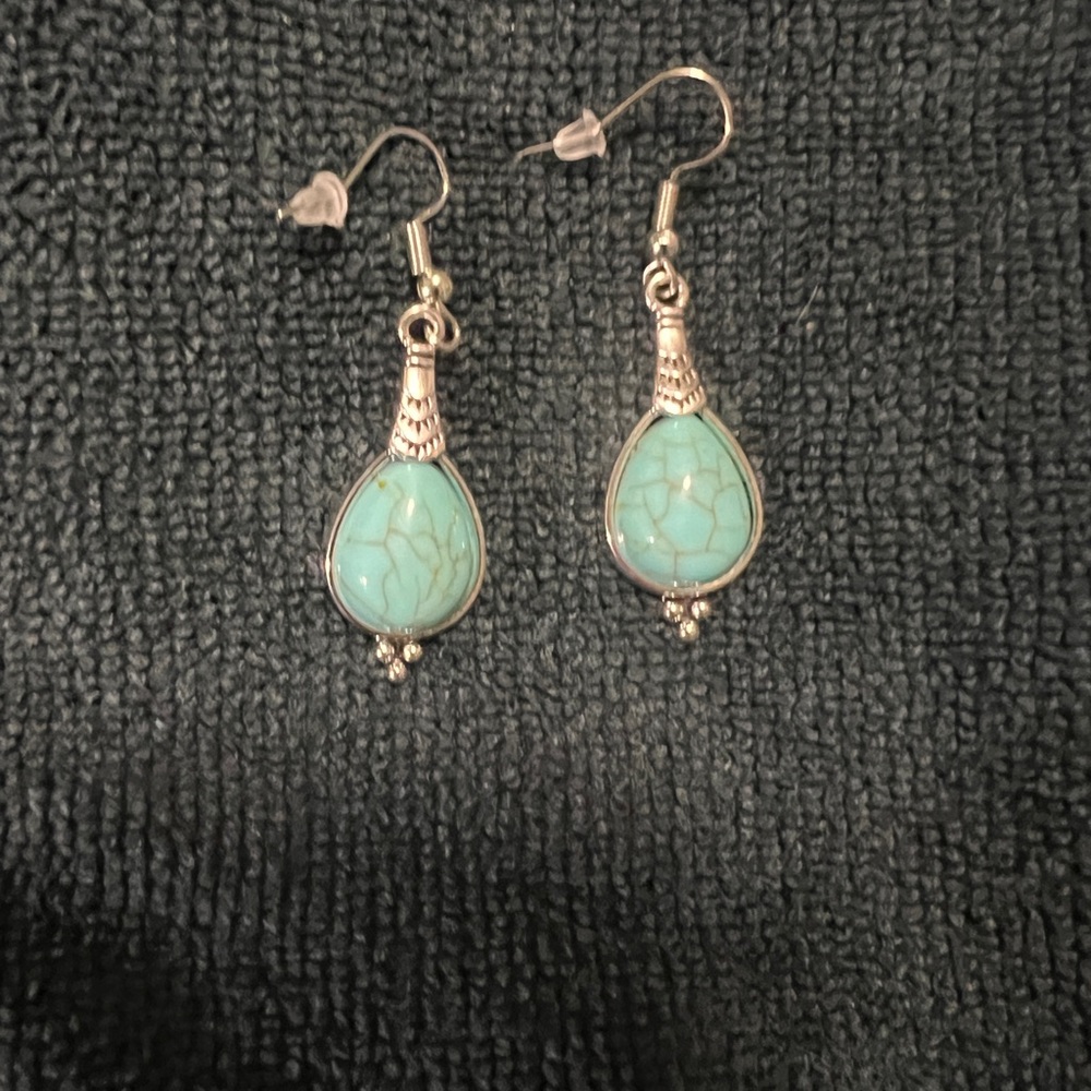 NWOT Chic Turquoise Teardrop Earrings